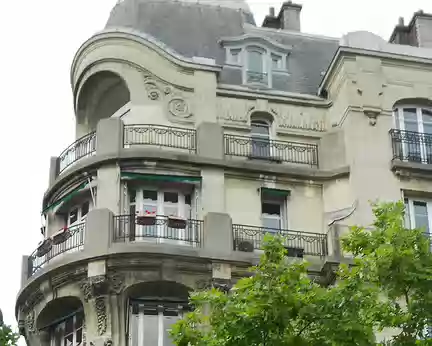 PXL029 Rue Lamblardie, immeubles Art déco présentant des ornements de têtes de béliers...